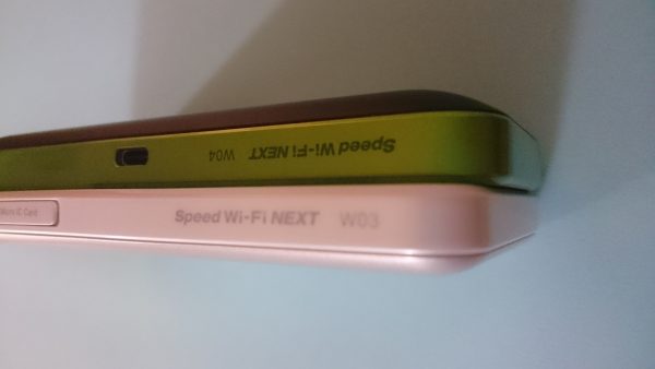 Speed WiFi NEXT W04とW03の厚さを比較